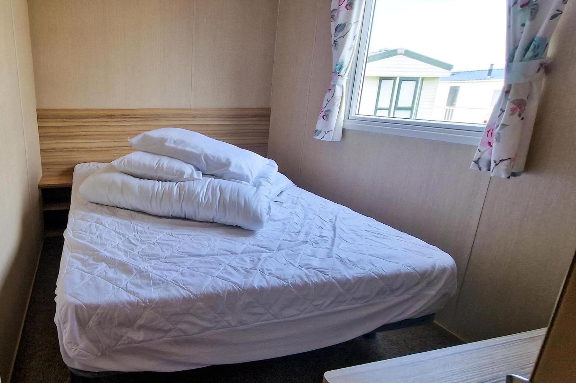 8 Berth Caravan For Hire At Manor Park Near To A Great Beach Ref 23041C Hunstanton Buitenkant foto