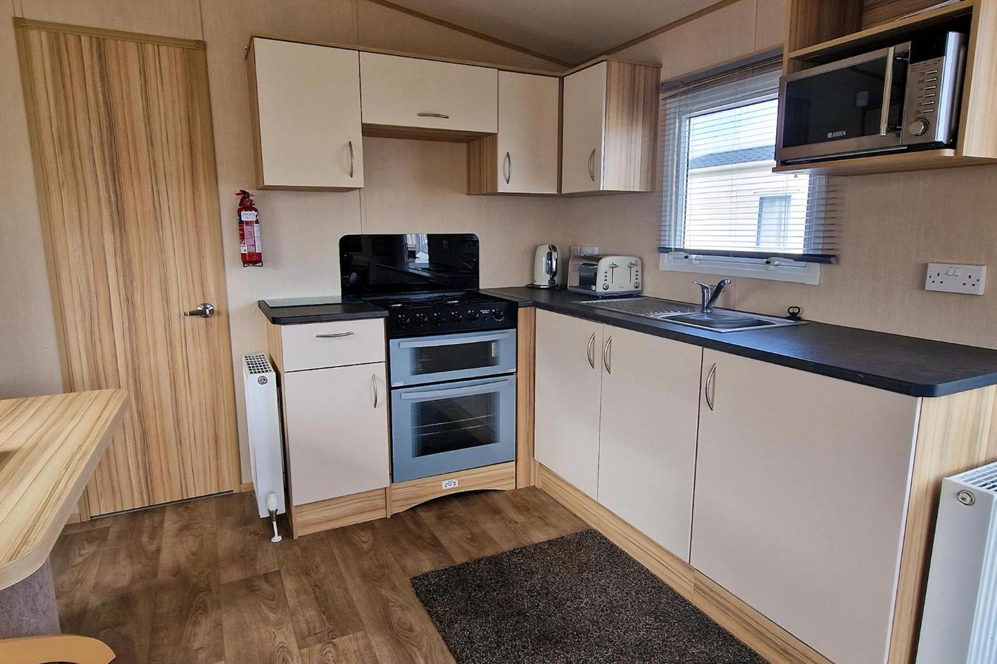 8 Berth Caravan For Hire At Manor Park Near To A Great Beach Ref 23041C Hunstanton Buitenkant foto